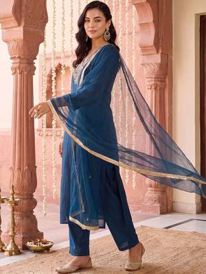 women ethnic motifs embroidered regular kurta with trousers & with dupatta 3