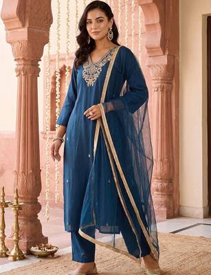 women ethnic motifs embroidered regular kurta with trousers & with dupatta 4