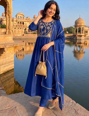 women ethnic motifs embroidered empire thread work kurta with trousers & with dupatta 2