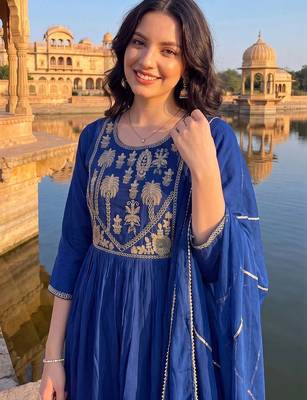 women ethnic motifs embroidered empire thread work kurta with trousers & with dupatta 3