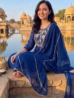 women ethnic motifs embroidered empire thread work kurta with trousers & with dupatta 4