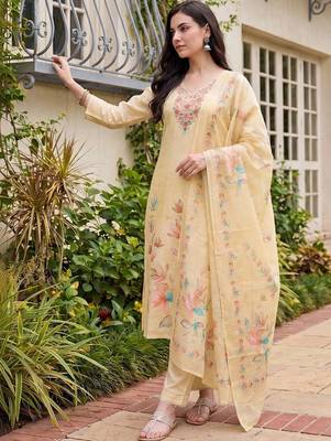 women floral printed regular thread work linen kurta with trousers & with dupatta 4
