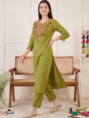 women ethnic motifs embroidered regular thread work cotton kurta with trousers 3