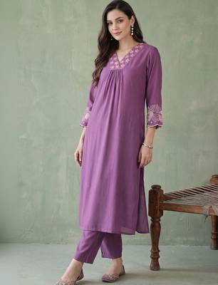 women ethnic motifs embroidered regular thread work kurta with trousers 1
