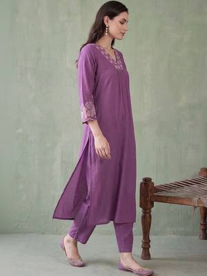 women ethnic motifs embroidered regular thread work kurta with trousers 2
