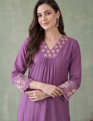 women ethnic motifs embroidered regular thread work kurta with trousers 3