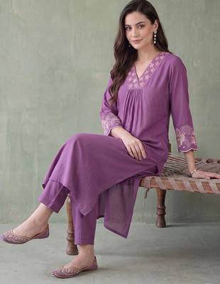 women ethnic motifs embroidered regular thread work kurta with trousers 5
