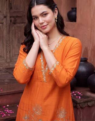 women ethnic motifs embroidered regular kurta with trousers 2