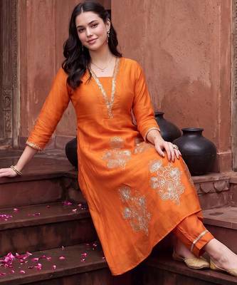 women ethnic motifs embroidered regular kurta with trousers 4
