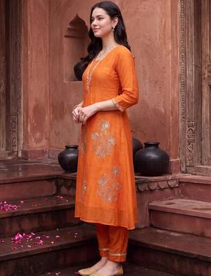 women ethnic motifs embroidered regular kurta with trousers 5