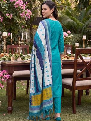 women ethnic motifs embroidered regular thread work kurta with trousers & with dupatta 2