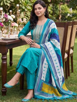 women ethnic motifs embroidered regular thread work kurta with trousers & with dupatta 3