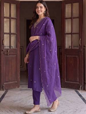 women ethnic motifs embroidered regular thread work kurta with trousers & with dupatta 1
