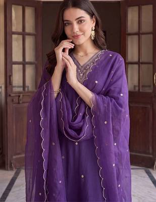 women ethnic motifs embroidered regular thread work kurta with trousers & with dupatta 3