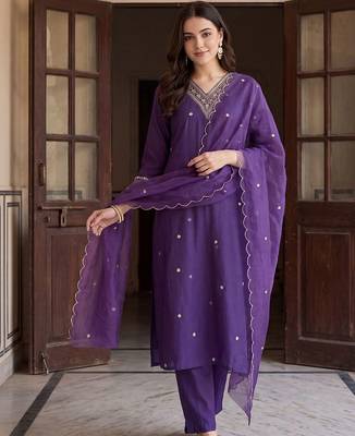 women ethnic motifs embroidered regular thread work kurta with trousers & with dupatta 4