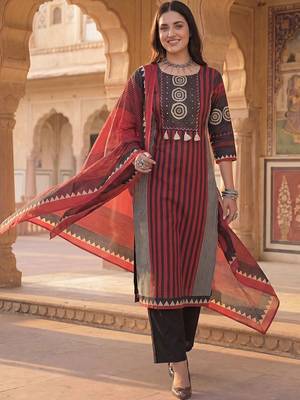women ethnic motifs printed regular cotton kurta with trousers & with dupatta 3