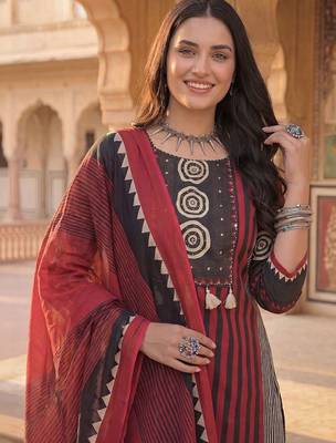 women ethnic motifs printed regular cotton kurta with trousers & with dupatta 5