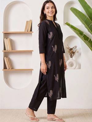 women ethnic motifs embroidered regular thread work cotton kurta with trousers 4