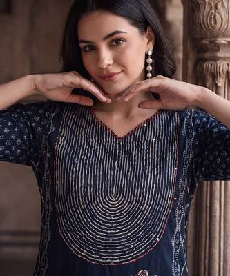 women ethnic motifs printed regular cotton kurta with trousers & with dupatta 3