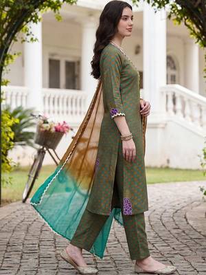 women printed regular cotton kurta with trousers & with dupatta 4