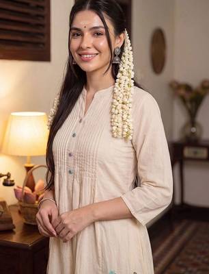 women floral embroidered empire thread work cotton kurta with trousers 3