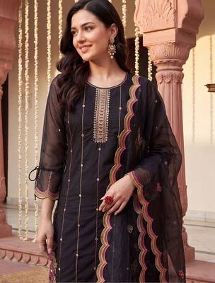 women floral embroidered regular thread work kurta with trousers & with dupatta 2