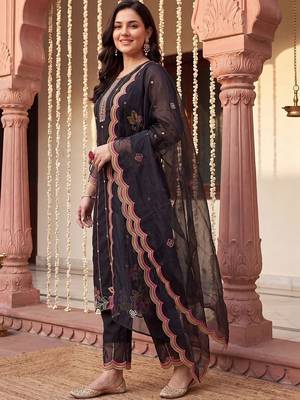 women floral embroidered regular thread work kurta with trousers & with dupatta 3