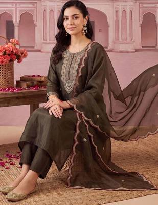 women ethnic motifs embroidered regular thread work liva kurta with trousers & with dupatta 3