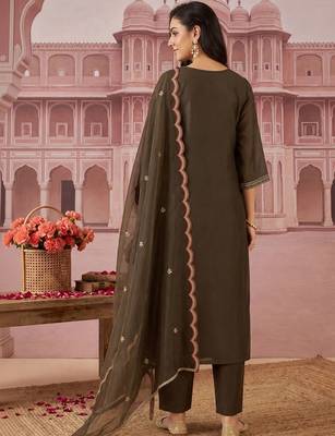 women ethnic motifs embroidered regular thread work liva kurta with trousers & with dupatta 4