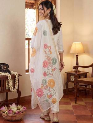 women floral embroidered regular thread work kurta with trousers & with dupatta 3