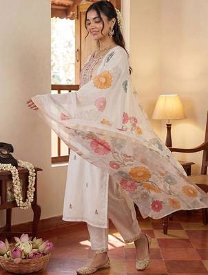 women floral embroidered regular thread work kurta with trousers & with dupatta 4
