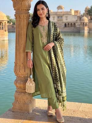 women ethnic motifs embroidered regular thread work kurta with trousers & with dupatta 1