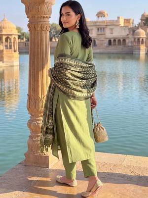 women ethnic motifs embroidered regular thread work kurta with trousers & with dupatta 3