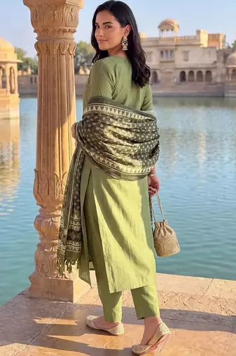 women ethnic motifs embroidered regular thread work kurta with trousers & with dupatta