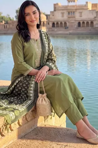 women ethnic motifs embroidered regular thread work kurta with trousers & with dupatta