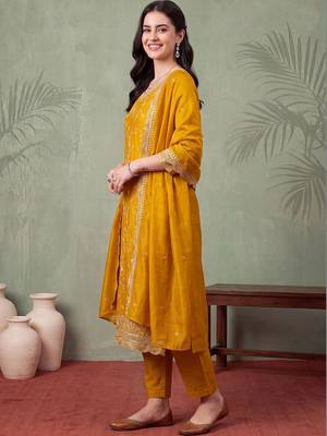 women ethnic motifs embroidered regular thread work kurta with trousers & with dupatta 2
