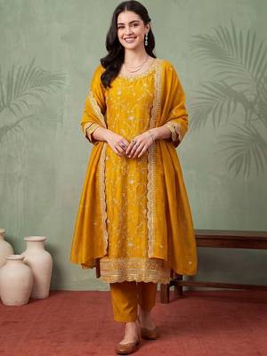 women ethnic motifs embroidered regular thread work kurta with trousers & with dupatta 5