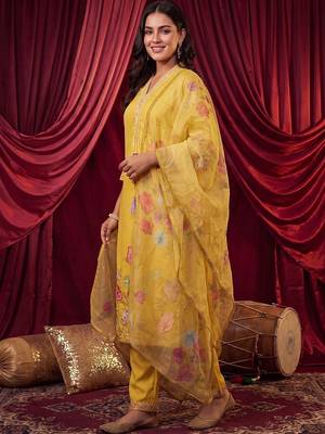 women ethnic motifs embroidered regular thread work kurta with trousers & with dupatta 1