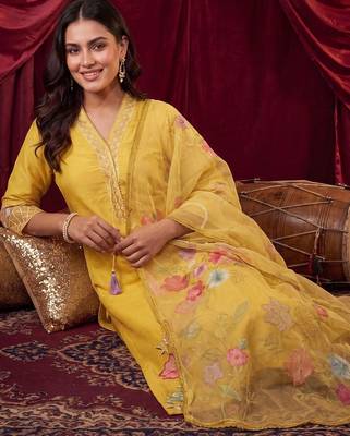 women ethnic motifs embroidered regular thread work kurta with trousers & with dupatta 3