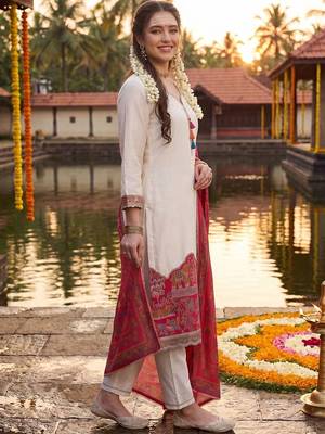 women ethnic motifs printed regular kurta with trousers & with dupatta 3