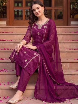 women ethnic motifs printed regular kurta with trousers & with dupatta 2