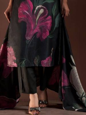 women floral printed regular linen kurta with trousers & with dupatta 5