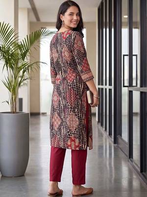 women ethnic motifs printed regular cotton kurta with trousers 4