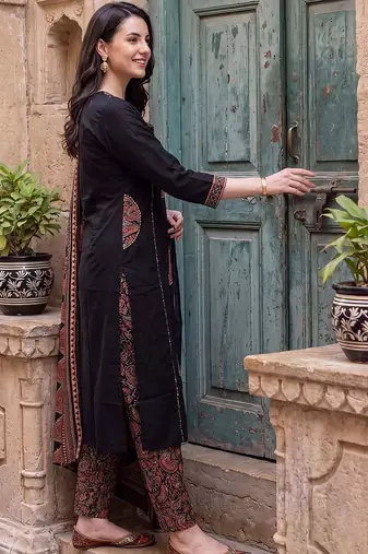 women ethnic motifs printed regular cotton kurta with trousers & with dupatta