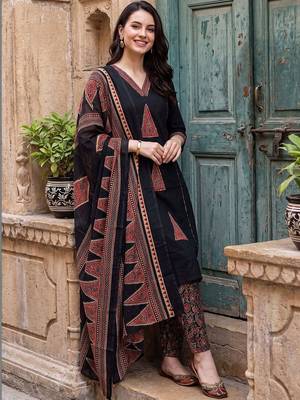 women ethnic motifs printed regular cotton kurta with trousers & with dupatta 4
