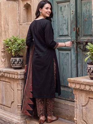 women ethnic motifs printed regular cotton kurta with trousers & with dupatta 5