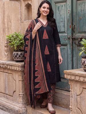 women ethnic motifs printed regular cotton kurta with trousers & with dupatta 6