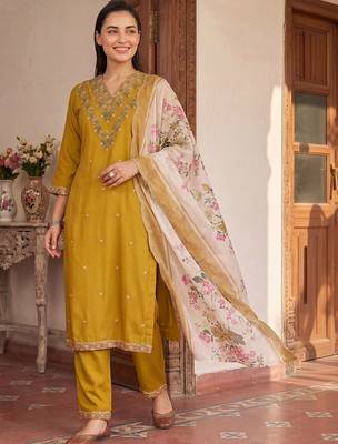 women ethnic motifs embroidered regular thread work kurta with trousers & with dupatta 3