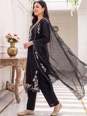 women ethnic motifs embroidered regular thread work kurta with trousers & with dupatta 3