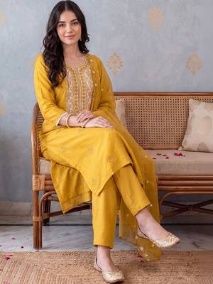 women ethnic motifs embroidered regular thread work kurta with trousers & with dupatta 5